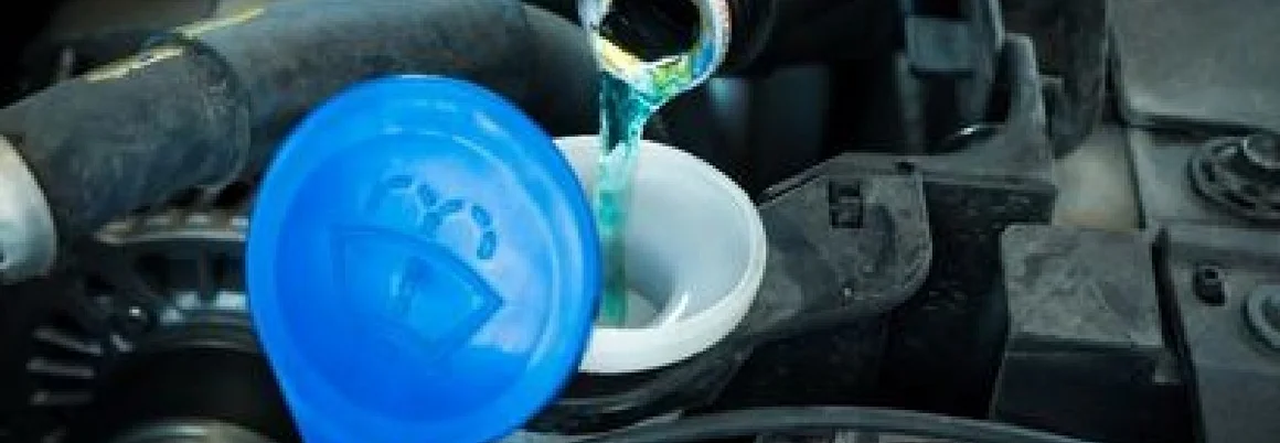 Flüssigkeit wird in Auto eingefüllt